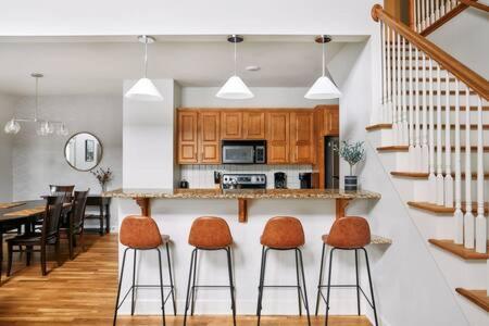 The Commodore - Stunning Vandy Home, Walk To It All แนชวิลล์ ภายนอก รูปภาพ
