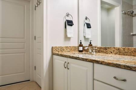 The Commodore - Stunning Vandy Home, Walk To It All แนชวิลล์ ภายนอก รูปภาพ