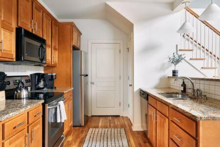 The Commodore - Stunning Vandy Home, Walk To It All แนชวิลล์ ภายนอก รูปภาพ